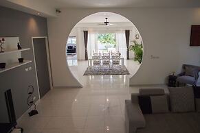 Blissful Tropical Stay at SeaLaVie Villa