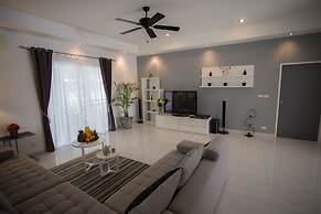 Blissful Tropical Stay at SeaLaVie Villa