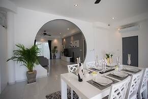 Blissful Tropical Stay at SeaLaVie Villa