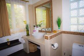 Blissful Tropical Stay at SeaLaVie Villa