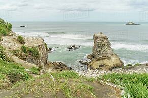 Spectacular Hilltop Retreat near Piha