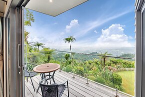 Spectacular Hilltop Retreat near Piha