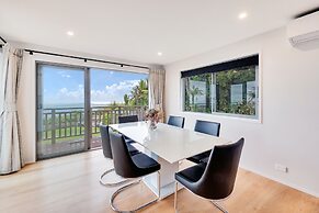 Spectacular Hilltop Retreat near Piha