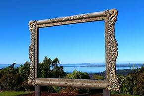 Spectacular Hilltop Retreat near Piha