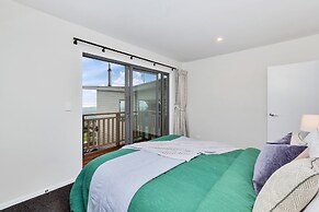 Spectacular Hilltop Retreat near Piha