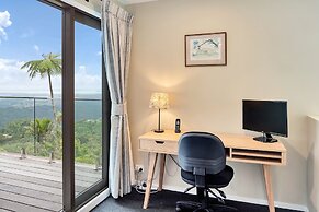 Spectacular Hilltop Retreat near Piha