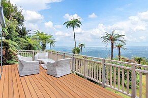Spectacular Hilltop Retreat near Piha