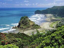 Spectacular Hilltop Retreat near Piha