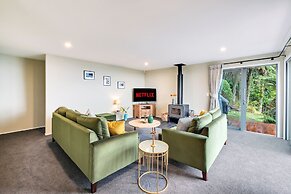Spectacular Hilltop Retreat near Piha