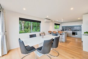 Spectacular Hilltop Retreat near Piha