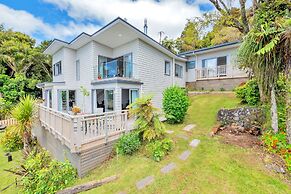 Spectacular Hilltop Retreat near Piha