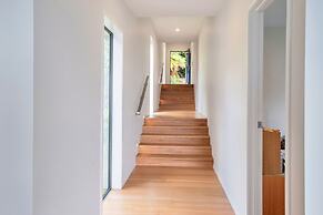 Spectacular Hilltop Retreat near Piha