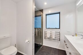 Spectacular Hilltop Retreat near Piha