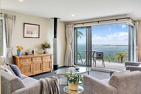 Spectacular Hilltop Retreat near Piha