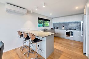 Spectacular Hilltop Retreat near Piha