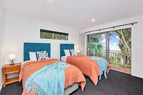 Spectacular Hilltop Retreat near Piha