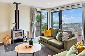 Spectacular Hilltop Retreat near Piha