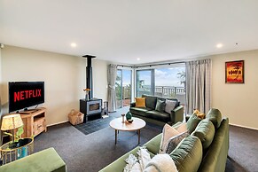 Spectacular Hilltop Retreat near Piha