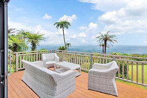 Spectacular Hilltop Retreat near Piha