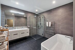 Spectacular Hilltop Retreat near Piha