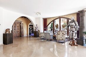 Le Chateau Lambousa Hotel