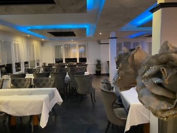 Louis Hotels