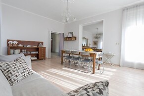 Boulevard 900 - Comfort and Style - Entire Structure 12 Beds