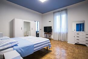 Boulevard 900 - Comfort and Style - Entire Structure 12 Beds