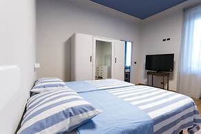 Boulevard 900 - Comfort and Style - Entire Structure 12 Beds