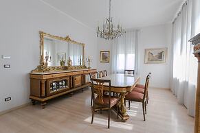 Boulevard 900 - Comfort and Style - Entire Structure 12 Beds