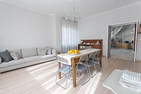 Boulevard 900 - Comfort and Style - Entire Structure 12 Beds