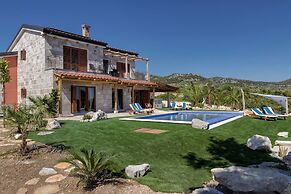 Luxury Villa Ocean Seeker with Pool