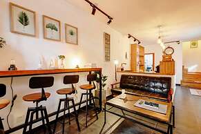 Welcome Home Courtyard - White Boutique