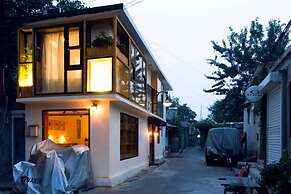 Welcome Home Courtyard - White Boutique