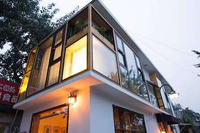 Welcome Home Courtyard - White Boutique