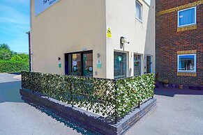 GO2 Gloucester Hotel by OYO