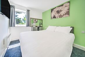 GO2 Gloucester Hotel by OYO