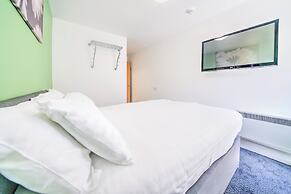 GO2 Gloucester Hotel by OYO