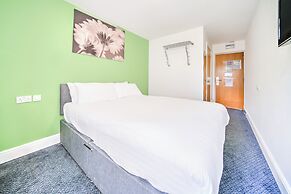 GO2 Gloucester Hotel by OYO