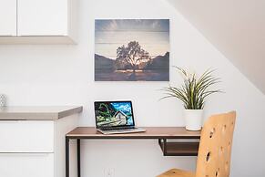 Chic & Central 3-bedroom in Little Italy