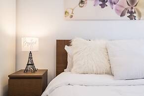 Chic & Central 3-bedroom in Little Italy