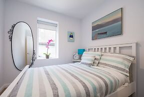 Chic & Central 3-bedroom in Little Italy