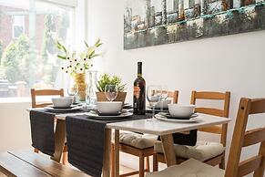 Chic & Central 3-bedroom in Little Italy