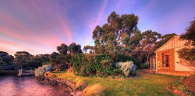 Stanley Lakeside Spa Cabins