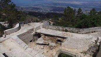 T-CA Guest House & Resto