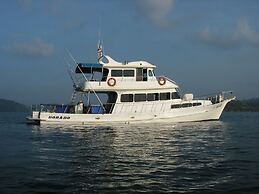 Blissful Jacuzzi Living at Villa Nikkie2