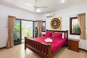 Blissful Jacuzzi Living at Villa Nikkie2