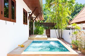 Blissful Jacuzzi Living at Villa Nikkie2
