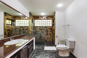 Blissful Jacuzzi Living at Villa Nikkie2