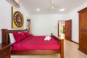 Blissful Jacuzzi Living at Villa Nikkie2